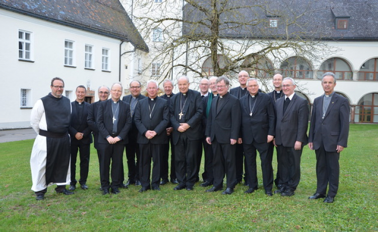 Die Bischöfe beraten im Stift Michaelbeuern über die Ergebnisse der kürzlich zuende gegangenen Jugendsynode.