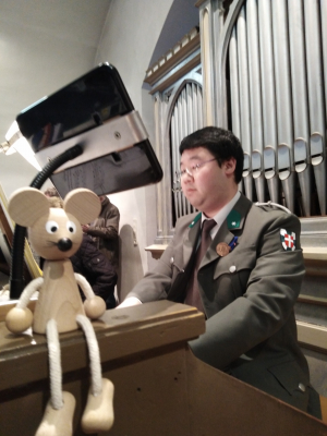 Gefreiter Matthias Lee mit Maus an seinem Arbeitsplatz, der Orgel.