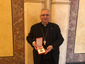 Militärbischof Werner Freistetter wurde am 19. Dezember im Heeresgeschichtlichen Museum in Wien das Große Goldene Ehrenzeichen für Verdienste um die Republik Österreich überreicht.