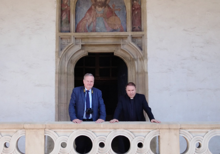 Alexander Wessely mit Professor Serge Claus vor der St. Georgs-Kathedrale