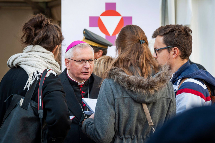 Militärbischof Freistetter vor dem Seelsorgezelt im Gespräch mit Jugendlichen