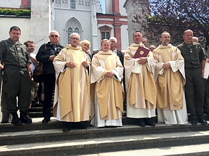 67, Geistlichkeit, Pfarradjunkten und Pilger vor der Basilika in Mariazell