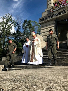 71, Militärbischof Werner Freistetter und Bischofsvikar Alexander Wessely vor dem Kriegerdenkmal