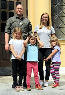 84, Kinder läuten der Glocken in der Militärpfarre Wien