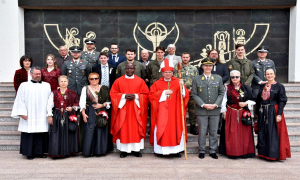 Militärbischof Werner Freistetter,  Pfarrer Charles Mubiru, Militärkommandant Brigadier Philipp Eder, Zeremoniär Vizeleutnant Markus Stromberger, die Firmlinge mit ihren Patinnen und Paten und eine Abordnung der Trachtenfrauen. 