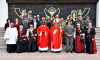 Militärbischof Werner Freistetter,  Pfarrer Charles Mubiru, Militärkommandant Brigadier Philipp Eder, Zeremoniär Vizeleutnant Markus Stromberger, die Firmlinge mit ihren Patinnen und Paten und eine Abordnung der Trachtenfrauen. 