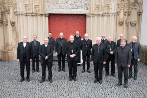 Bischöfe in Stellungnahme: &quot;Bilder des Elends schreien zum Himmel und rufen uns in eine Verantwortung, von der wir uns nicht dispensieren können&quot; - Kirche empfiehlt Bundesregierung &quot;Aufnahme eines fairen Kontingents von Flüchtlingen&quot; und will sich daran beteiligen