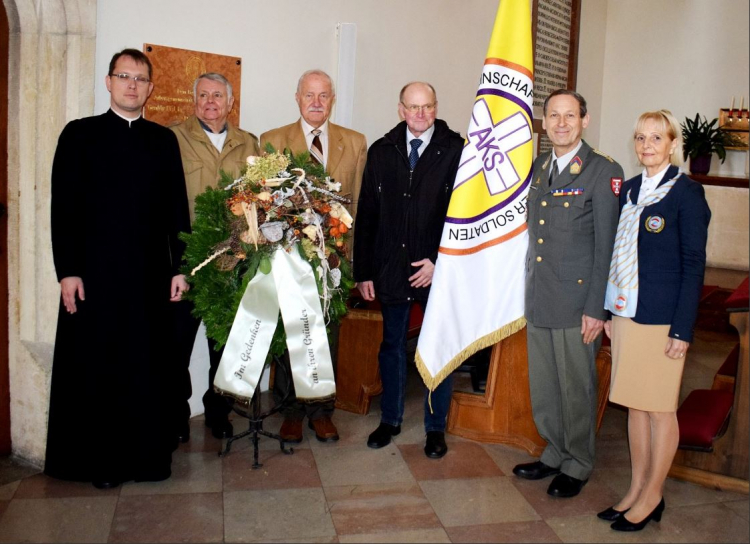 Die Kranzniederlegung im Gedenken an Generalmajor Friedrich Janata in der St. Georgs-Kathedrale 