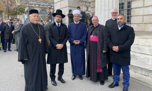 Von links nach rechts: Vater Alexander Lapin, Oberrabbiner Schlomo Hofmeister, Militärimam Kenan Čorbić, Militärbischof Werner Freistetter, Militäroberpfarrer Gregor Schwimbersky, Präsident Yüksel Bilgin