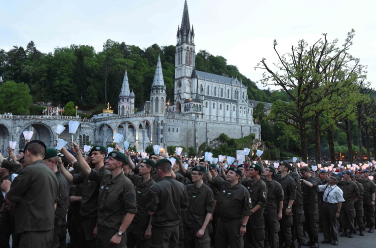 Soldaten in Lourdes bei der Lichterprozession