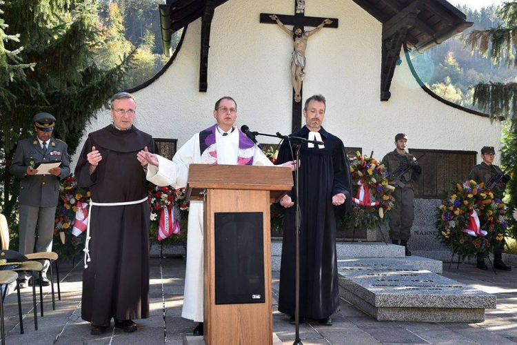 er in italienischer und deutscher Sprache abgehaltene ökumenische Gottesdienst wurde vom katholischen Militärpfarrer Hans-Peter Schiestl, dem evangelischen  Pfarrer Rainer Dahnelt  und Pater Reinalt Romana aus Südtirol zelebriert. 