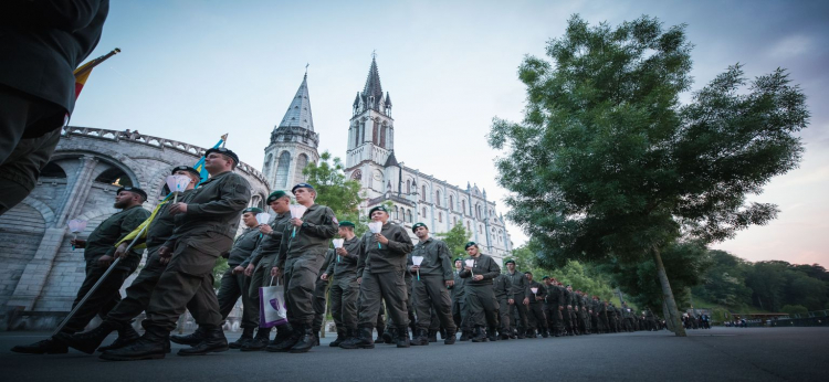 Österreichische Soldaten bei der Lichterprozession