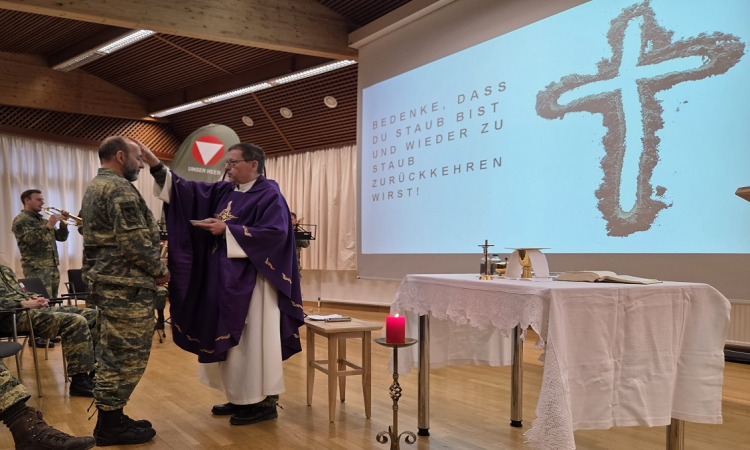 Die Spendung des Aschenkreuzes in der Militärpfarre beim Militärkommando Tirol