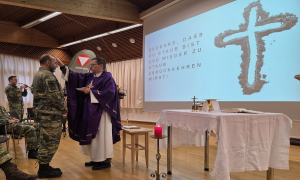 Die Spendung des Aschenkreuzes in der Militärpfarre beim Militärkommando Tirol