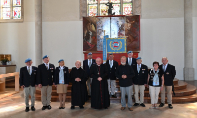Gruppenfoto mit dem Militärbischof für Österreich in der Bildmitte