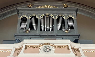 Die frisch renovierte Orgel der Militärpfarrkirche St. Johannes Nepomuk