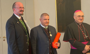 Von links nach rechts: Mag. Johann Schlatzer (Kanzler der Diözese Graz-Seckau), Vzlt Heinz Vieider, Diözesanbischof Dr. Wilhelm Krautwaschl