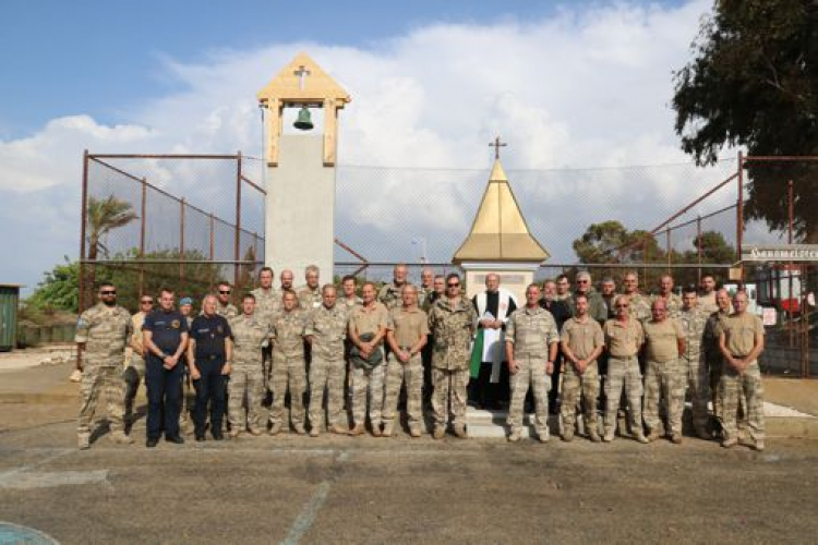 Das österreichische Libanon-Kontingent vor dem neuerrichteten Glockenturm und dem Christophorus-Bildstock