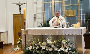 Ein Moment des Innehaltens während der Vorbereitungen in Lourdes
