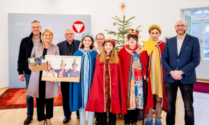 Die Sternsinger aus der &quot;Pfarre am Lainzerbach&quot; in Begleitung von Militärbischof Werner Freistetter bei Verteidigungsministerin Klaudia Tanner