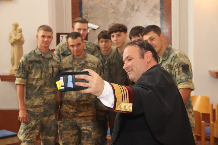 Die Firmlinge mit Militärdekan Alexander Wessely in der renovierten Hauskapelle