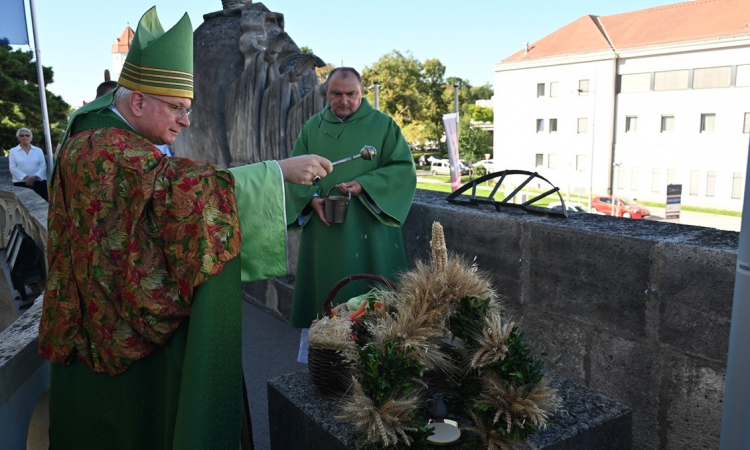 Segnung der Erntedankkrone durch Militärbischof Werner Freistetter