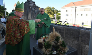 Segnung der Erntedankkrone durch Militärbischof Werner Freistetter