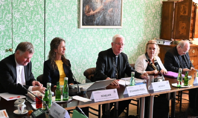 v.l.: Bischof Manfred Scheuer, Petra Steinmair-Pösel, Erzbischof Franz Lackner, Regina Polak, Kardinal Christoph Schönborn