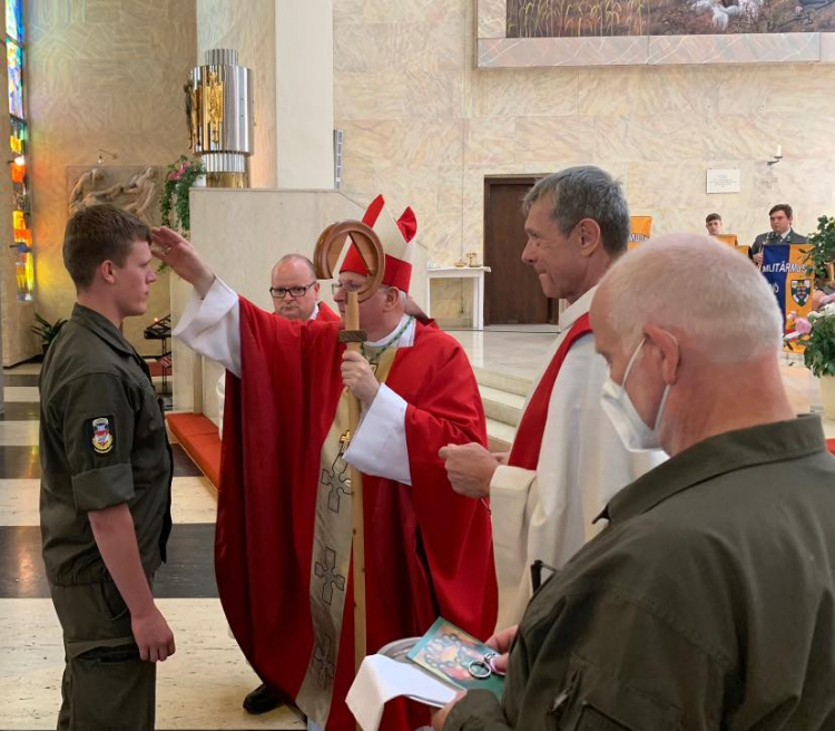 Militärbischof Werner Freistetter firmte am Freitag vier junge Soldaten aus den Niederösterreichischen Miltärpfarren in Ternitz.