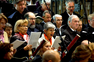 Neue Rahmenordnung für Katholische Kirche: Kirchenchöre müssen keinen Mindestabstand einhalten und brauchen keine FFP2-Masken 