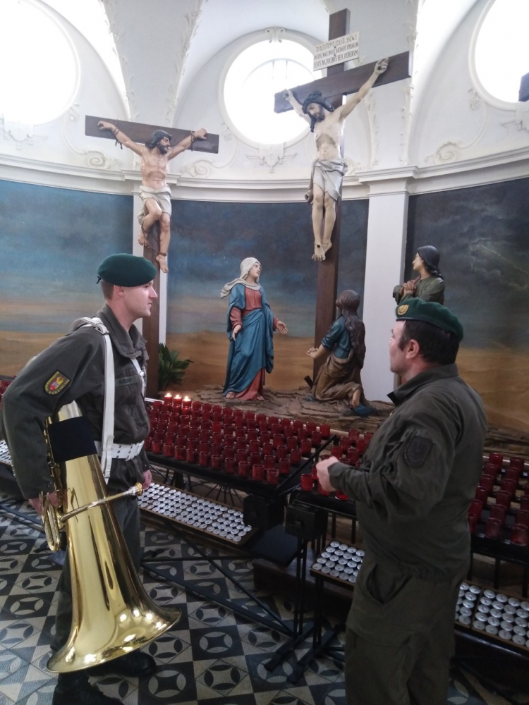 Stefan Kropf im Gespräch mit Alexander Wessely in der Kalvarienbergkirche in Wien-Hernals.