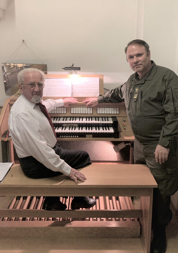 Der Organist Dieter Jarmer im Gespräch mit Militärdekan Alexander Wessely