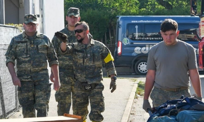 Militärseelsorger Hartl bei den Soldaten und Soldatinnen im Einsatzgebiet