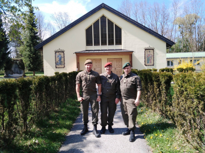 Alexander Wessely mit Diakon Grasser und Militäroberkurat Weyringer vor der Soldatenkirche in der Schwarzenbergkaserne.