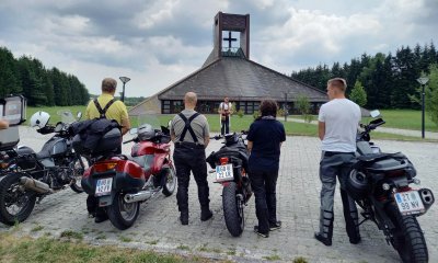 Motorradsegnung vor der Soldatenkirche am Truuppenübungsplatz Allentsteig