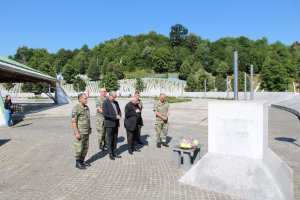 Niederlegung eines Blumengestecks beim Memorial Center in Potocari 