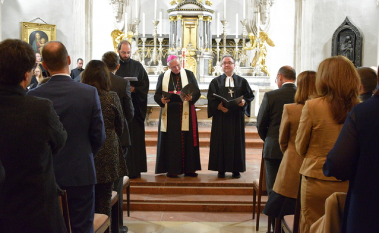 Evangelischer Bischof Chalupka wendet sich bei Feier in der Hofburgkapelle gegen &quot;pauschale Abwertung&quot; von Politkern - Katholischer Militärbischof Freistetter: Mit Bitte um Gottes Hilfe politischen Dienst beginnen 