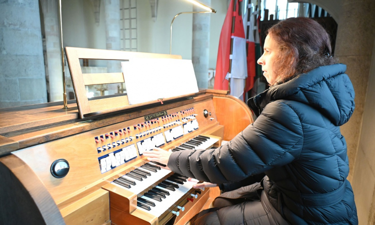 Konzertorganistin Ines Schüttengruber an der neu restaurierten Orgel in der St. Georgs-Kathedrale