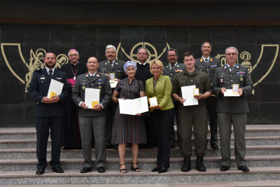 Vordere Reihe (v.l.n.r.): Stavbar, Drolle, Taschek, Stadträtin Wassermann, Ertler, Zirgoi; Hintere Reihe (v.l.n.r.): Bischof Freistetter, Kreuzweger, Militärpfarrer Kassin, Laudator Stromberger, Militärkommandant Eder 