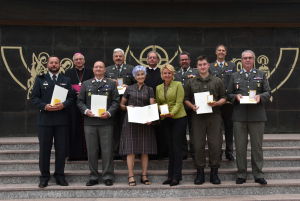 Vordere Reihe (v.l.n.r.): Stavbar, Drolle, Taschek, Stadträtin Wassermann, Ertler, Zirgoi; Hintere Reihe (v.l.n.r.): Bischof Freistetter, Kreuzweger, Militärpfarrer Kassin, Laudator Stromberger, Militärkommandant Eder 