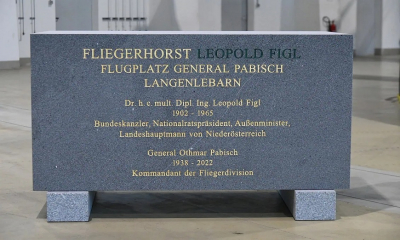 Der neue Namensstein des Fliegerhorstes