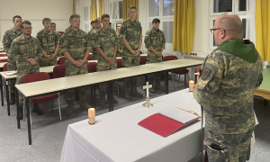 Militärsuperior Oliver Hartl bei der Hl. Messe mit Soldaten im Assistenzeinsatz