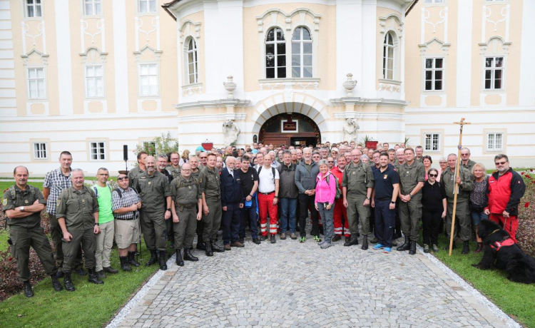 Gruppenfoto der Teilnehmer und Teilnehmerinnen der 3. Blaulichtwallfahrt