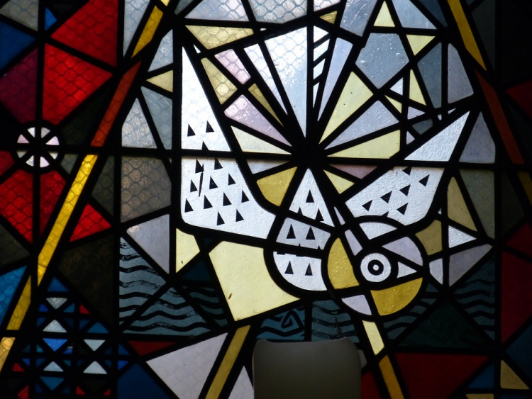 Der Heilige Geist im Kirchenfenster dargestellt