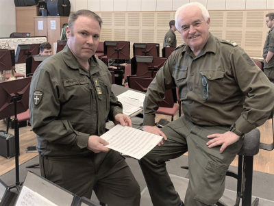 Militärdekan Alexander Wessely im Gespräch mit Musikmeister Vizeleutnant Werner Wendelin