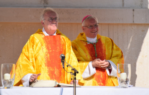 Militärbischof Werner Freistetter mit Pater Walter Ludwig, Prior und Pfarrer des Neuklosters
