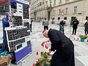  Religionsvertreter und Aktivisten fanden sich auf Einladung der buddhistischen Religionsgesellschaft zum &quot;interreligiösen Gebet für Myanmar&quot; auf dem Stephansplatz zusammen 