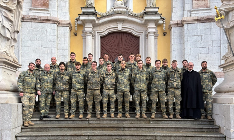 LKU-Exkursion von Rekruten der Ostarrichi-Kaserne ins Stift Seitenstetten unter der Leitung von Militärdekan Oliver Hartl (Zweiter von links)