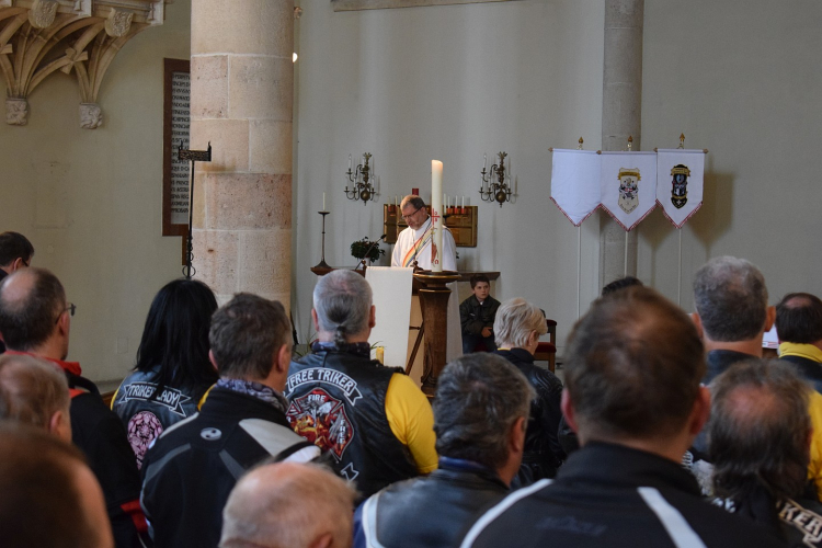 Viele Motoradfahrer versammelten sich in der St. Georgs-Kathedrale zum Segen für die neue Bikersaison.