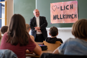 Militärbischof Werner Freistetter auf Besuch im bischöflichen Gymnasium Petrinum in Linz 